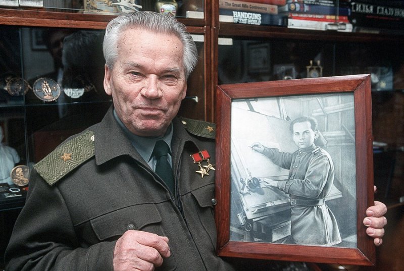 Очень знаменитый оружейник Михаил Калашников отмечает 93-й день рождения